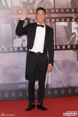组图：张家辉黑燕尾服现身红毯 复古帅气
