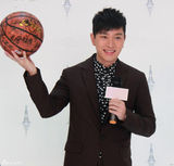 组图：贾乃亮空降无锡引粉丝围观 笑容显腼腆