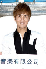 组图：吴克群为新专辑庆功 展现帅气笑容