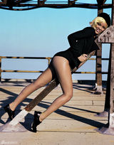 组图：蕾哈娜登《Vogue》 金色短发演绎复古情怀