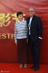 组图： 赵本山师徒压轴长影节 倪妮蓝裙优雅显大气