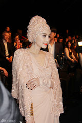 组图：范冰冰化身中东双面佳人 巴黎行完美收官