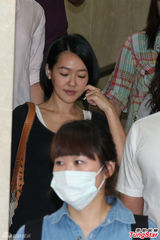 小S证人身份被传唤 神色疲惫白色肩带外露(图)