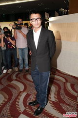 组图：谢霆锋出席英皇春茗 姗姗来迟拒受访