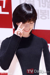 组图：高修宣传新片《创口贴》 韩孝珠卖萌