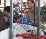 组图：严宽杜若溪甜蜜相伴逛菜场