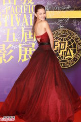 组图：亚太影展红毯生辉 刘嘉玲露半球曾宝仪秀美背