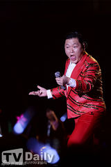 组图：鸟叔PSY韩国开唱 穿喇叭裤起舞大汗淋漓