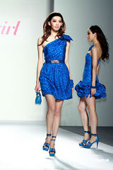 幻灯图集：桂纶镁斜肩裙美艳 蔡健雅宝蓝装优雅