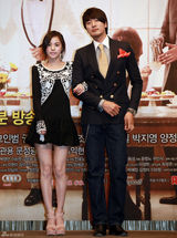 组图：韩剧《浪漫小镇》宣传 成宥利闵孝琳美腿PK