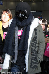 组图：罗志祥带防毒面具现身 粉丝送主席套餐