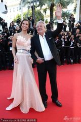 组图：2013法国小姐迈瑞恩挽阿兰-德龙亮相