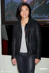 幻灯：郭富城为醒狮画点睛笔   唐嫣素颜亮相《风云》