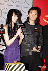 组图：郑伊健颓废造型合影栗山千明 避谈蒙嘉慧