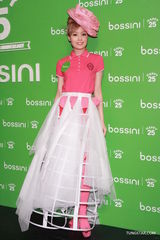 组图：容祖儿不关心老板感情世界 搭档古天乐走秀