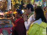 组图：钟镇涛与范姜探访尼泊尔为地震受难者祈福