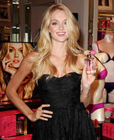 高清组图：超模林赛-艾林森性感抹胸黑裙亮相