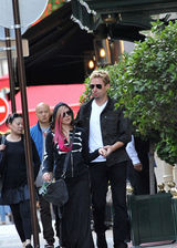 组图：艾薇儿与未婚夫巴黎街头牵手散步