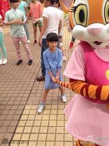 组图：田亮全家亲子游 森碟摸蟒蛇显女汉子本色