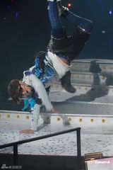 组图：罗志祥俏皮红衫红馆开唱 摔倒杨丞琳怀中