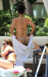 幻灯图集：金-卡戴珊迈阿密度假 比基尼秀丰胸