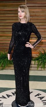 组图：斯威夫特穿性感露背装现身派对 气场十足