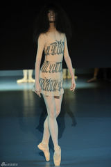 组图：荷兰芭蕾舞团时尚走秀 复古鬼魅感有趣