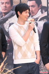 组图：《杨家将》粉丝热情 众帅承诺脱衣