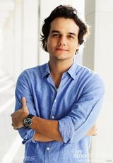 高清图：《精锐部队2》拍写真 男女主角亲密相偎