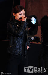 组图：群星齐聚开唱献爱心 BEG等性感助阵