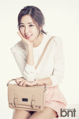 组图：“棒球女神”崔熙拍写真 显典雅之美感