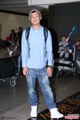 组图：余文乐吴雨霏同日返港现身机场