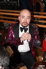 组图：黄伟文作品展落幕 陈奕迅何韵诗台上激吻