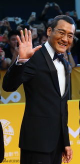 组图：《太平轮》剧组压轴红毯 蔡琳甜蜜挽男友