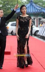 组图：金高恩现身百想红毯透视纱裙宛如半裸