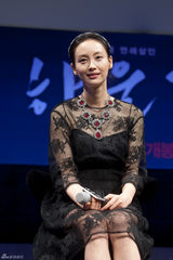 高清图：韩星宋康昊李娜英新片《howling》宣传