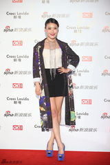 组图：徐子淳航空袍亮相街拍盛典秀美腿