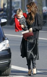 组图：维多利亚抱女儿小七现身巴黎街头