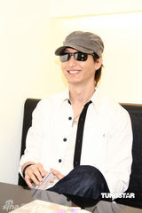 幻灯图：吴建豪小平头亮相 坦陈公司员工涉毒问题