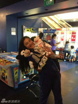 组图：张柏芝带两子逛街 Lucas遇路人压低帽檐