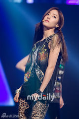 组图：韩歌手泫雅贤胜贴身辣舞 A pink首获冠军