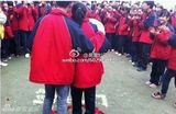 组图：初中生操场当众求爱接吻 同学鼓掌围观