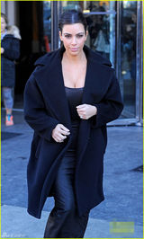 组图：卡戴珊穿低胸装逛街 姐妹将脏话喷上大衣