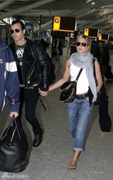 组图：茱莉机场邂逅安妮斯顿 昔日情敌擦肩而过