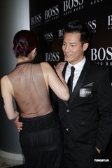 组图：杨千嬅大尺度性感秀美背 刘青云夫妇亮相