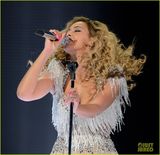 组图：碧昂斯产后首登台热辣开唱