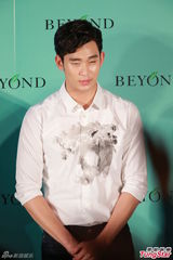 组图：金秀贤赴港满面油光显疲惫呆滞示人