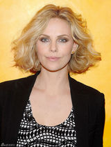 高清图：查理兹-塞隆西装亮相纽约时报访谈活动