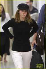 组图：艾玛与高富帅男友现身机场 男方贴心护花