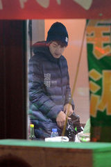 组图：林更新与神秘女吃拉面 饭后散步聊天